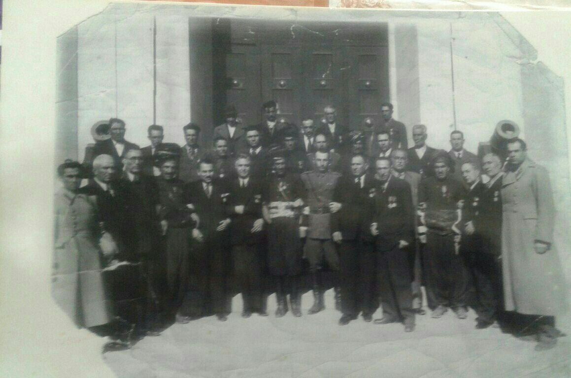 تصویر رجال گیلان و اردبیل تصویری از رجال گیلان و اردبیل پس از سرکوب فرقه دموکرات آذربایجان در منطقه شمال کشور در سال 1326 نفر اول از جلو ایستاده جهانگیر سرتیپ پور - نفر سوم علی رزم آرا فرمانده جبهه نجات آذربایجان از سمت چپ جلو نفر پنجم مرحوم حاجی خان کلانتری .